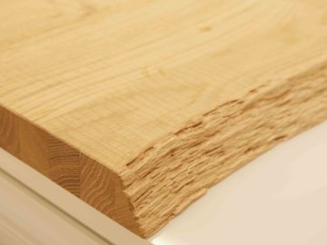 Holz in Form Prägekante